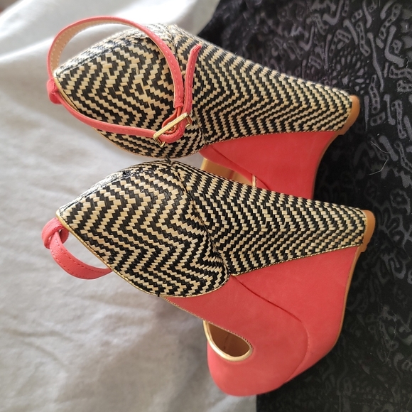 Colin Stuart wedges coral color size 6.5 - Picture 4 of 6